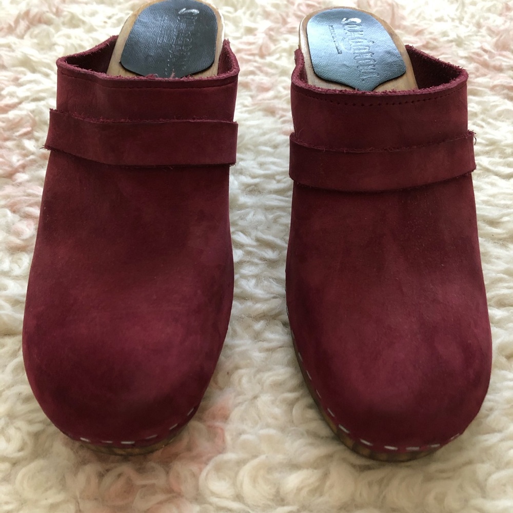 Sandgren’s burgundy suede high clog